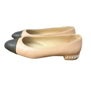 Stuart Weitzman Tan and Black Flats Pearl Heel Leather . Size 8B